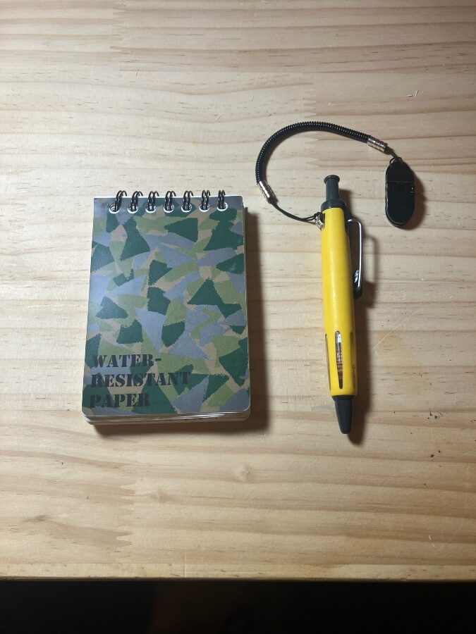道中のメモ帳と加圧式ボールペン