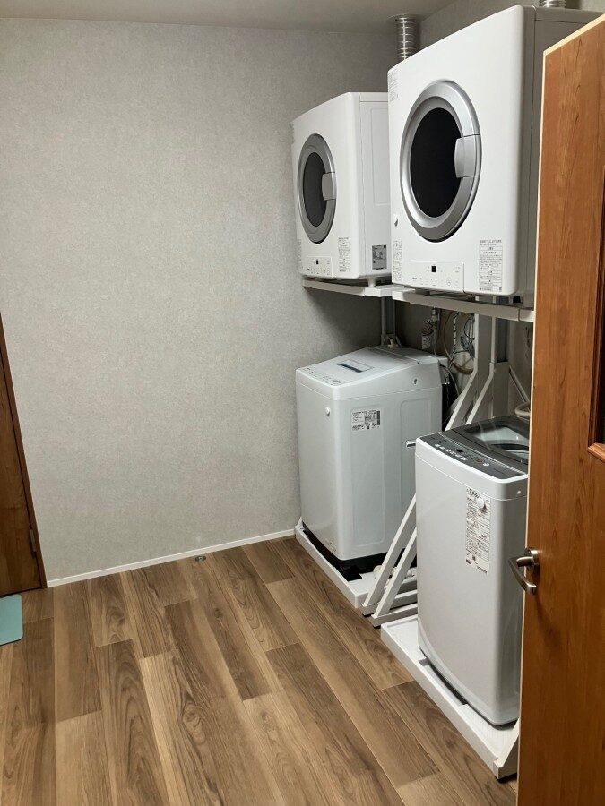 洗濯場：洗濯機・乾燥機各2台設置