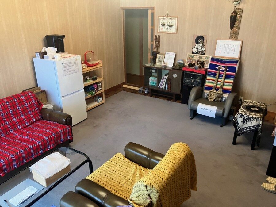 団らん室：古い家具と新しい調度品が混在