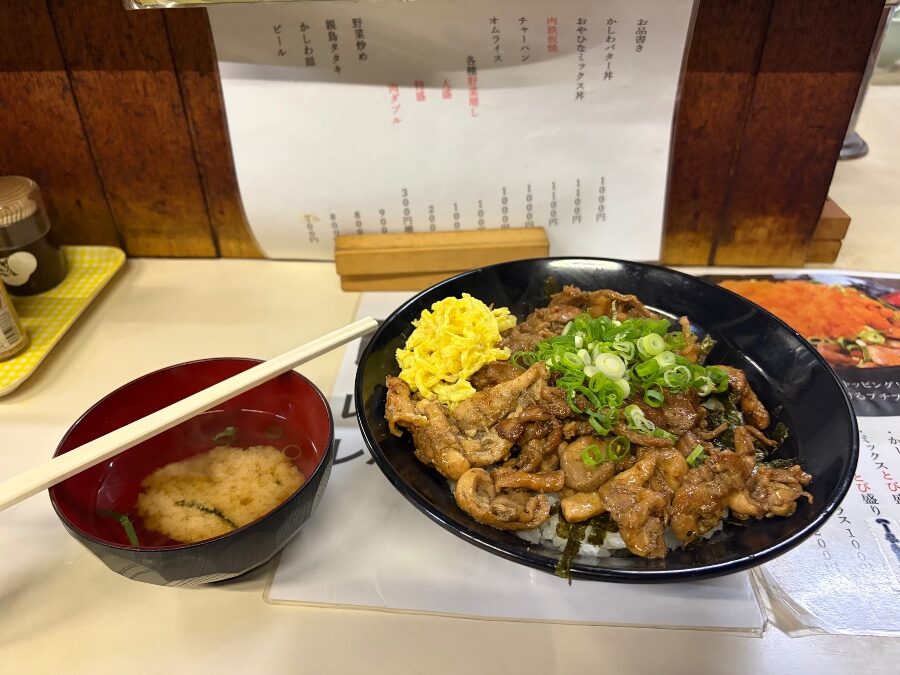 武内食堂の「かしわバター丼」